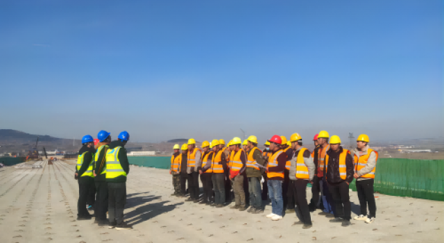 孝婦河特大橋護(hù)欄濕接縫橫隔板現(xiàn)場(chǎng)交底會(huì)議