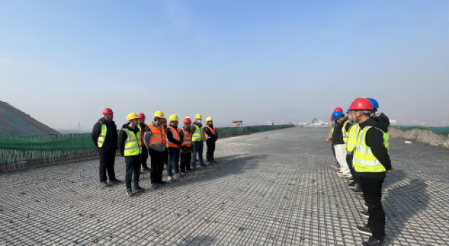 濟(jì)濰高速四標(biāo)一工區(qū)召開現(xiàn)場橋面鋪裝首件交底會(huì)