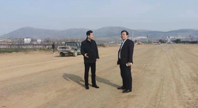 棗莊市嶧城區(qū)常務(wù)副區(qū)長呂濟(jì)禹到S318郯蘭線檢查督導(dǎo)工作