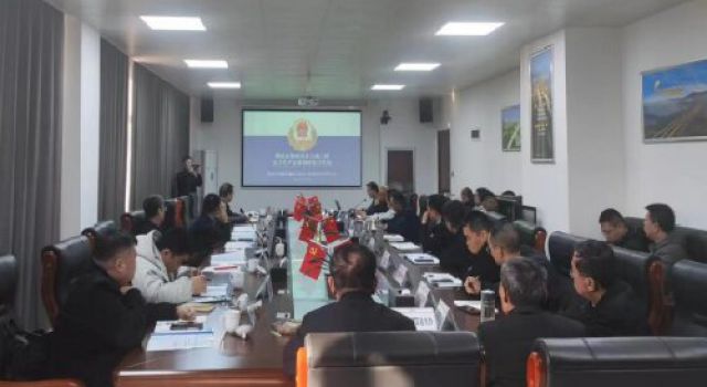 菏澤市交通運(yùn)輸局綜合執(zhí)法支隊(duì)和質(zhì)檢站對鄆鄄高速公路安全環(huán)保檢查和交底