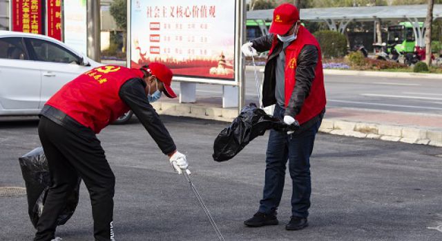 弘揚(yáng)雷鋒精神，爭(zhēng)創(chuàng)文明市民，安鶴總監(jiān)辦參加志愿者活動(dòng)