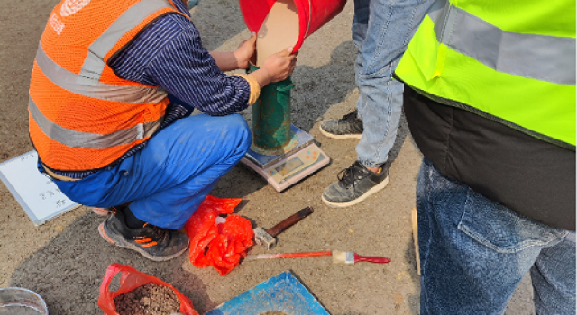章丘區(qū)輕卡路改建工程首件工程試驗(yàn)段完成