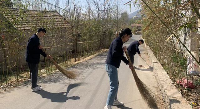 弘揚(yáng)雷鋒精神，與雷鋒同行
