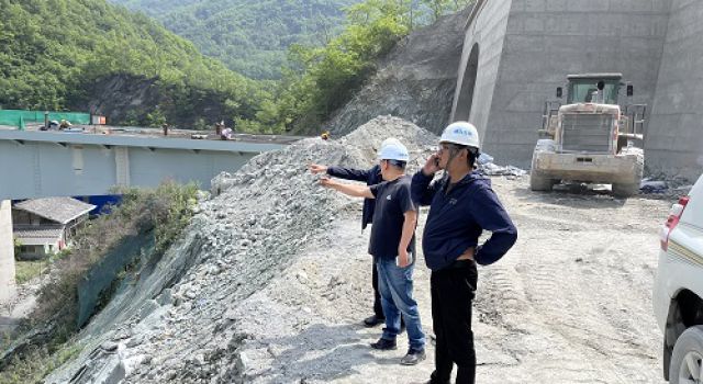 四川綿九公司黨委副書(shū)記、副總經(jīng)理?xiàng)钏蓹z查平通代表處轄段五一期間安全生產(chǎn)情況