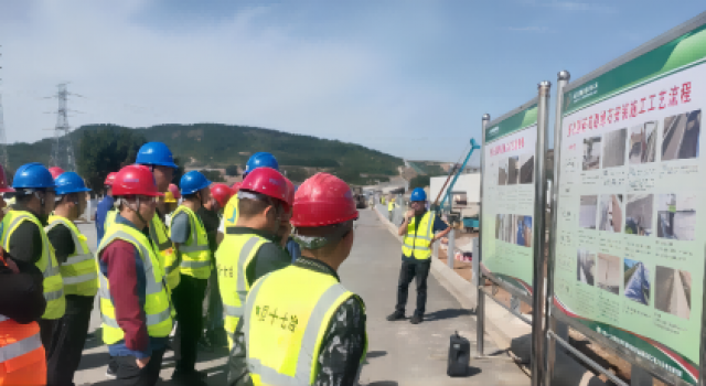 泄水槽、邊坡防護及路緣石安裝等附屬工程施工現(xiàn)場會