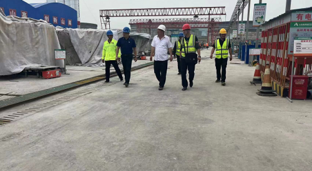 日照市南沿海公路高架項(xiàng)目首片箱梁順利澆筑完成