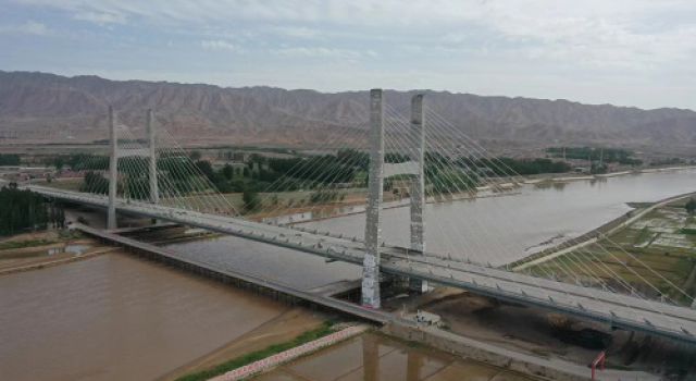 中衛(wèi)下河沿黃河公路大橋進(jìn)入收尾沖刺階段