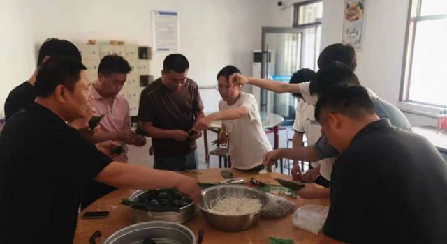 傳統(tǒng)佳節(jié)至，臨臨高速六駐地辦組織大家一起包粽子，過端午