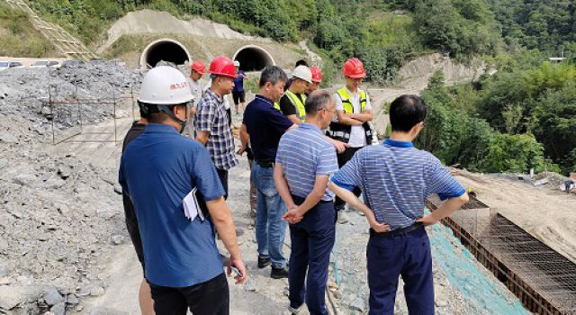 四川川高公司副總經(jīng)理劉勇對(duì)JL8總監(jiān)辦轄段節(jié)點(diǎn)工程調(diào)研