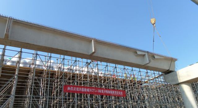 許昌繞城XCTJ-3標(biāo)首片箱梁成功架設(shè)