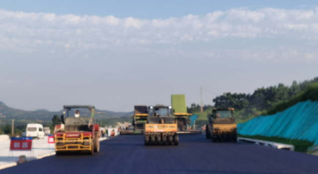 臨臨高速八標(biāo)順利施工下面層試驗(yàn)段