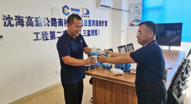 夏日送清涼 關(guān)愛暖人心