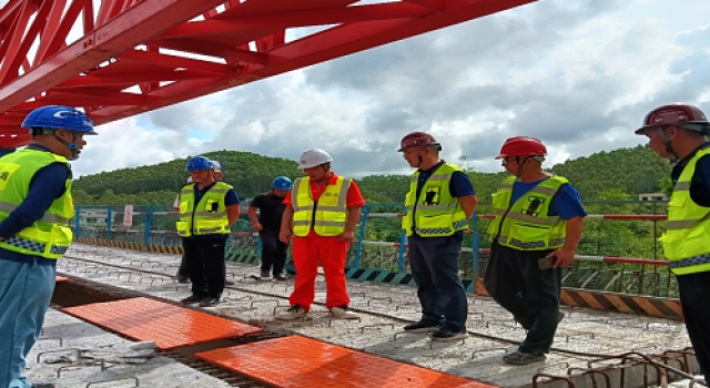 欽州北過境公路第一總監(jiān)辦進(jìn)行八月份綜合大檢查暨自治區(qū)交通廳質(zhì)量安全大檢查前自查自糾