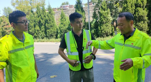 沂源公路服務(wù)中心在S231張臺(tái)線組織黨建活動(dòng)