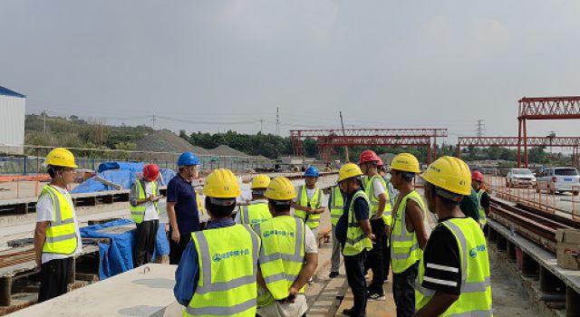 S509及G309經(jīng)十路一合同總監(jiān)辦組織召開預(yù)制場預(yù)制蓋板首件總結(jié)會