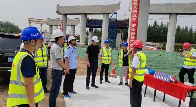 濟(jì)寧市交通運(yùn)輸綜合執(zhí)法隊(duì)督查組蒞臨鄒濟(jì)公路工程檢查指導(dǎo)工作