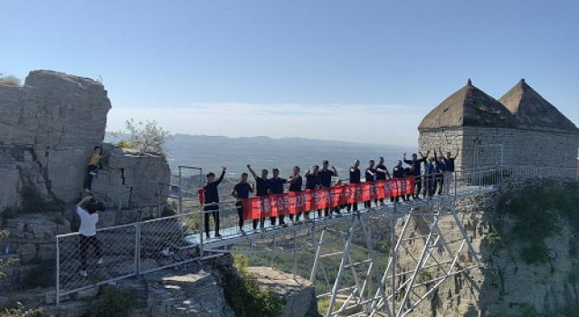 “與國同歡 普天同慶”濟(jì)微一駐地辦登臨小泰山，一覽肥城秋景盎然