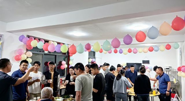 萬里無云鏡九洲，最美月圓是中秋