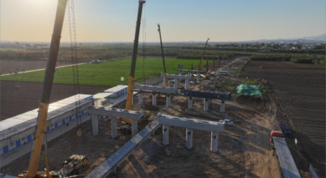 許昌繞城XCTJ-3標(biāo)南水北調(diào)特大橋順利進行箱梁架設(shè)