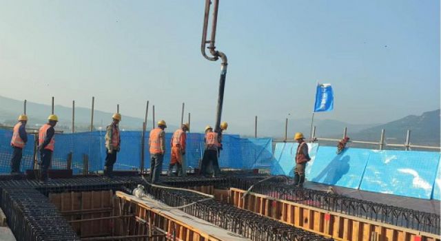 濟微一標(biāo)雙泉樞紐CK0+729.2C匝道橋第四聯(lián)現(xiàn)澆箱梁底腹板順利澆筑完成