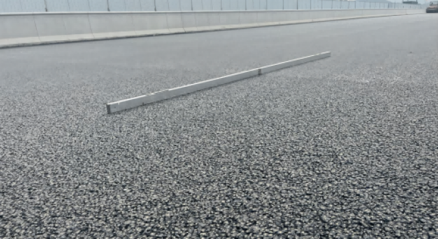 金秋十月，瀝青大面攤鋪正在進行