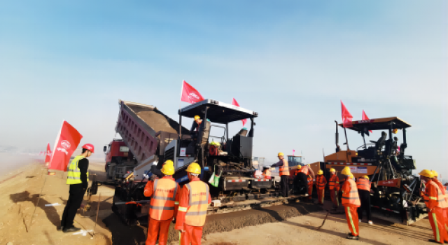 許昌繞城高速XCTJ-3標段水泥穩(wěn)定碎石底基層試驗段鋪筑