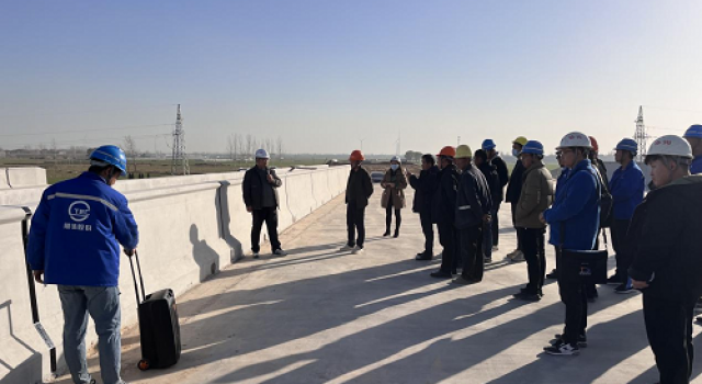 安羅高速豫冀省界至原陽段第二總監(jiān)辦組織召開防撞護(hù)欄施工現(xiàn)場(chǎng)技術(shù)交底會(huì)