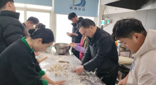 絲絲關(guān)懷寄情深、濃濃情誼飄餃香