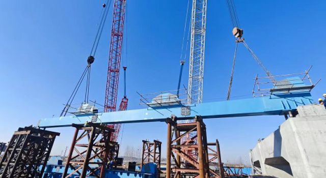戰(zhàn)嚴(yán)寒、搶進(jìn)度--濟(jì)商高速濟(jì)寧段JSSG2合同段成功架設(shè)首榀大節(jié)段鋼桁梁下弦桿