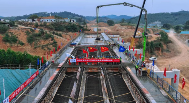 欽州北過境公路項(xiàng)目欽州北互通K20+297.3主線橋新年首聯(lián)現(xiàn)澆箱梁澆筑