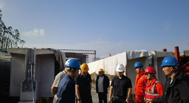 廣西橫欽高速公路項(xiàng)目公司副總經(jīng)理萬竑檢查11#預(yù)制梁場(chǎng)