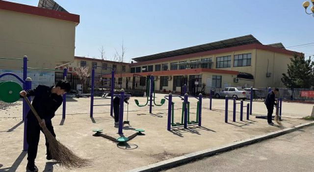 臨臨高速公路第六駐地辦學(xué)雷鋒活動----清掃社區(qū)公共區(qū)域，共建美好家園