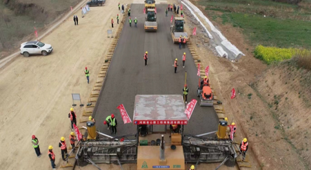 安鶴高速全線首個水穩(wěn)底基層試驗(yàn)段攤鋪