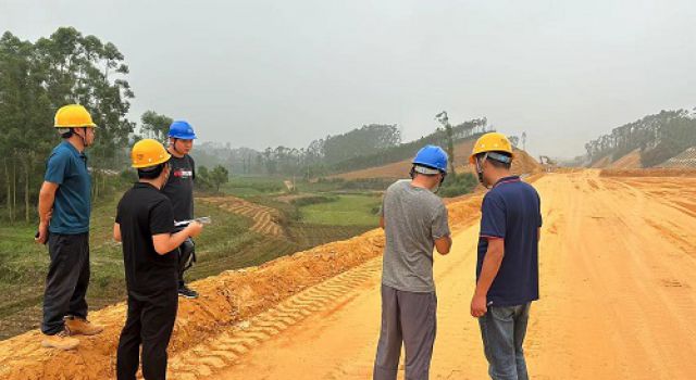 橫欽高速第四總監(jiān)辦對(duì)轄區(qū)路基涵洞、路基防護(hù)及排水工程開展聯(lián)合檢查