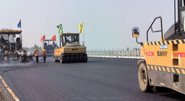 濟(jì)廣高速濟(jì)菏段改擴(kuò)建項(xiàng)目二標(biāo)段左幅瀝青中面層攤鋪