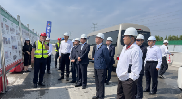 香港中遠(yuǎn)海運(yùn)集團(tuán)董事長(zhǎng)到濟(jì)菏高速調(diào)研