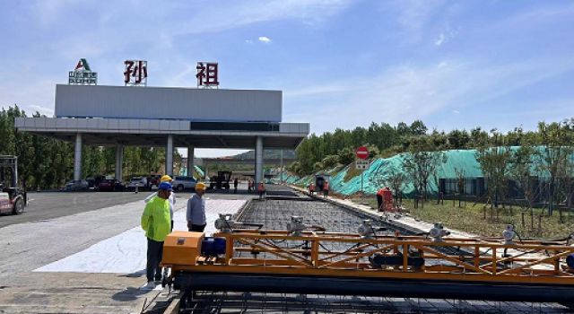 臨臨高速八標(biāo)孫祖互通收費站廣場首件路面混凝土路面攤鋪
