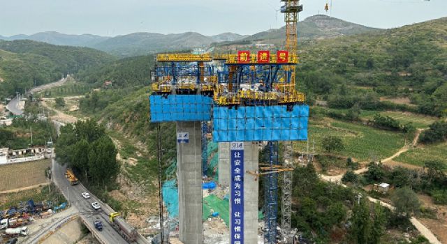 安鶴高速西南山大橋左幅4#墩的第8對(duì)掛籃順利拼裝完成