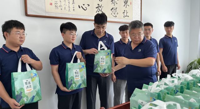 炎炎夏日送清涼，滴滴關愛入人心-安羅高速項目開展“夏送清涼情系一線”活動