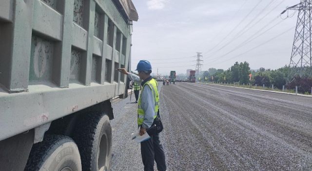 喜訊！濟(jì)菏施工一標(biāo)瀝青上面層鋪筑圓滿完成！