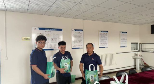 炎炎盛夏送清涼，深深關(guān)愛(ài)暖人心