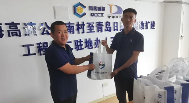 夏日送清涼、共筑健康防線(xiàn)--東泰咨詢(xún)公司沈海高速改擴(kuò)建工程ZDJL2-3監(jiān)理組開(kāi)展“夏送清涼”活動(dòng)