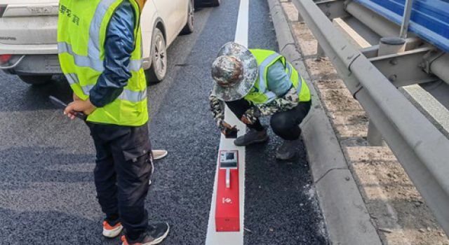 炎炎烈日、東泰精神在S241臨徐線(xiàn)展現(xiàn)