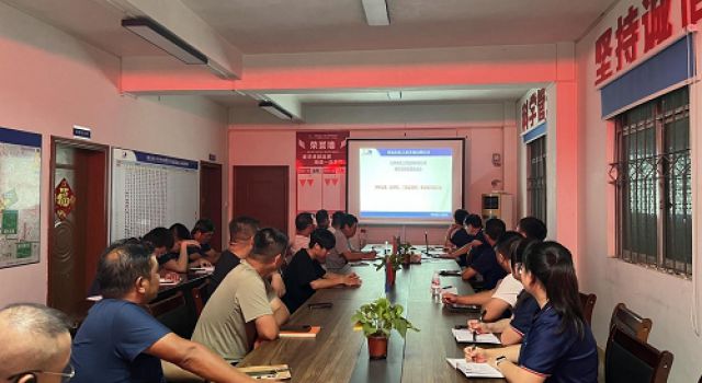 橫欽高速第四總監(jiān)辦組織開(kāi)展特種設(shè)備、臨時(shí)用電、臨邊防護(hù) 安全知識(shí)培訓(xùn)