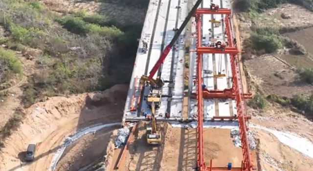 濟(jì)微高速一標(biāo)段長清段控制性工程K5+534.5袁紙坊2號(hào)大橋箱梁架設(shè)完成