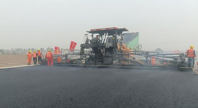 許昌繞城高速XCTJ-3標(biāo)段率先開展瀝青中面層試驗(yàn)段鋪筑