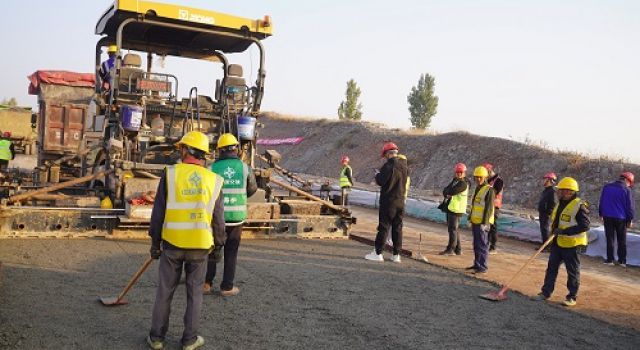 安鶴高速AHTJ-2標段水穩(wěn)底基層試驗段順利鋪筑