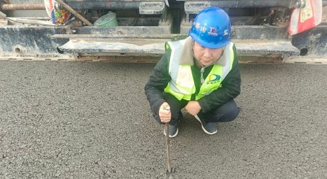 許昌繞城高速三標(biāo)緊抓水穩(wěn)冬季施工前黃金時(shí)間，全力推進(jìn)施工進(jìn)度